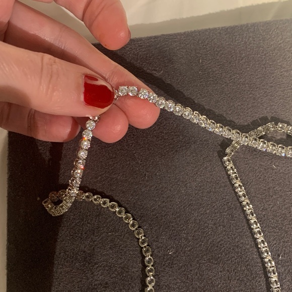 Absolutely stunning tennis necklace, extremely high quality sparkly stones.Must!